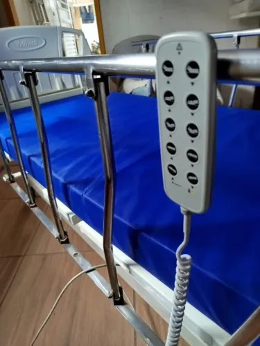 Cama hospitalar com mesa