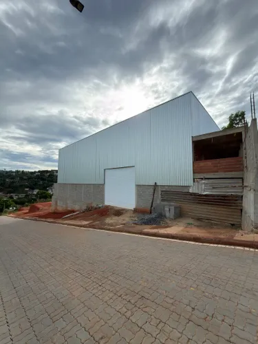 Galpão com escritório e 02 banheiros 