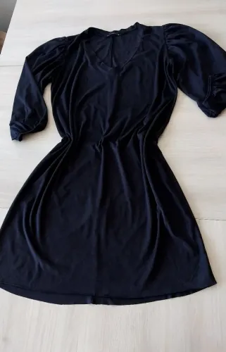 Vestido midi em suede manga levemente bufante