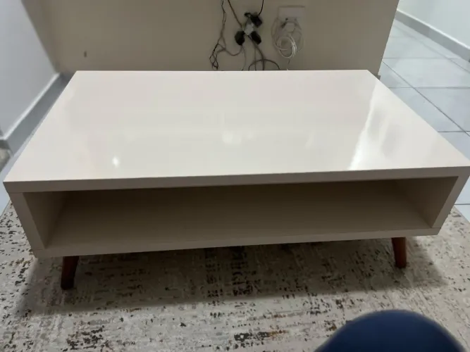 Centro de sala (creme) com pés de madeira