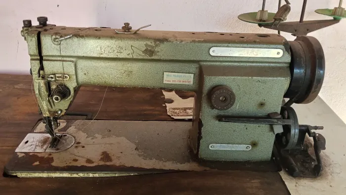 Máquina de costura reta industrial