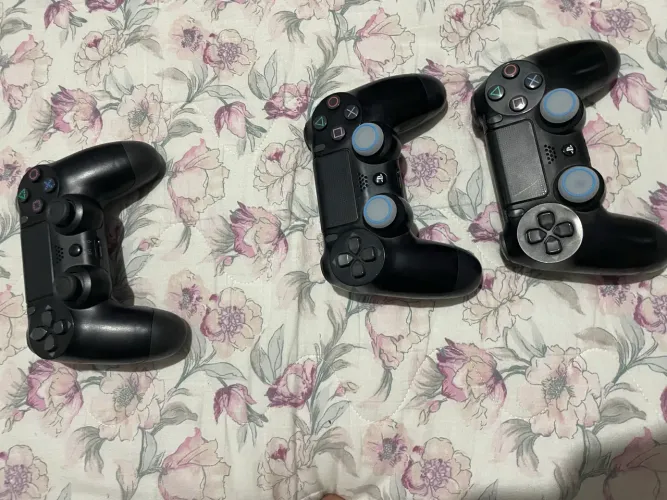 Vendo ps4 3 controle, 7 jogos , ou troco