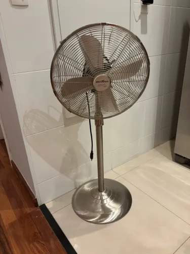 Ventilador de chão vintage em perfeito estado