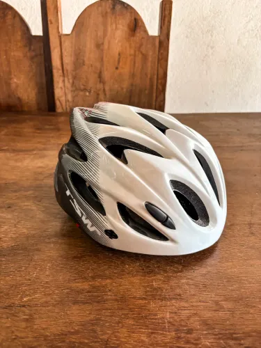 Capacete TSW (57-61 cm) em Perfeito Estado.
