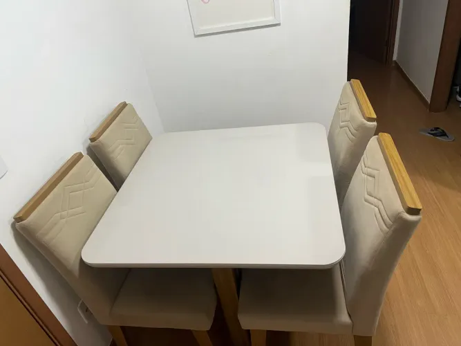 Vendo mesa com 4 cadeiras em ótimo estado de conservação