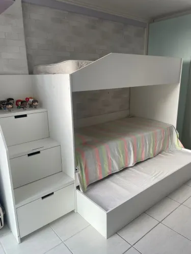 Cama Beliche com escada de três gaveteiros 