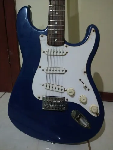 Guitarra azul marinho - ótimo custo.