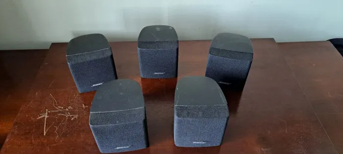 Conjunto de caixas acústicas satélites para sistemas de home theater 5.1. BOSE Acoustimass
