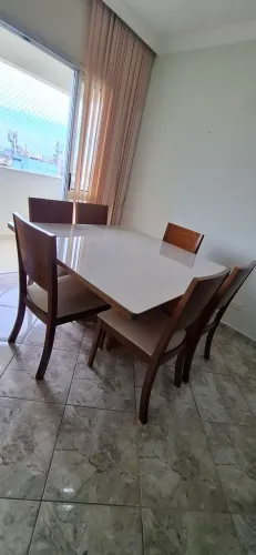 Mesa com 6 cadeiras de madeira maciça