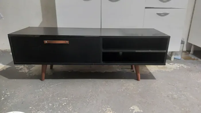 Rack Miami preto com pés palito retro