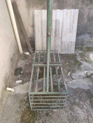 Vendo uma lixeira de ferro de 1 m por 46 cm seminova