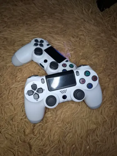 Dois controles de PS4