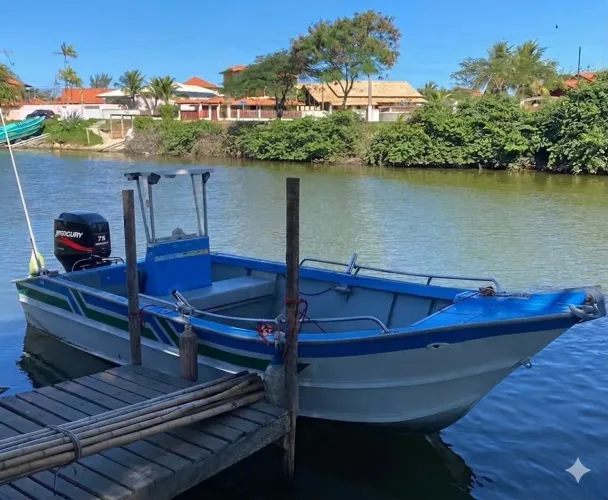 Vendo esse barco/lancha com motor de popa 75hp da Mercury 2 tempos.