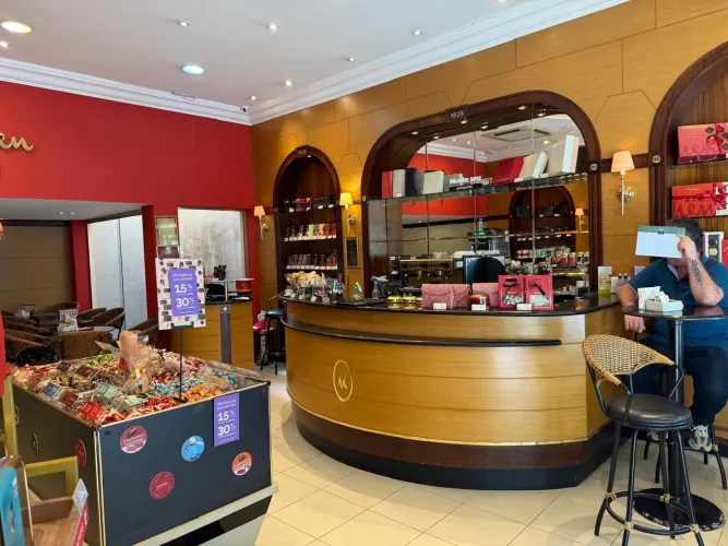 Vendo Balcões, Prateleiras e Marcenaria de Loja Chocolateria e Cafeteria
