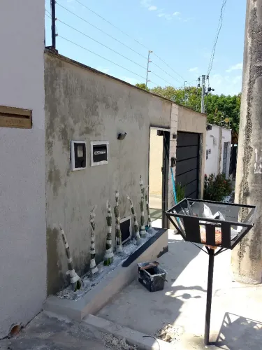 Aplicação de textura cristal na fachada da casa pintura de portão e pintura de calçada