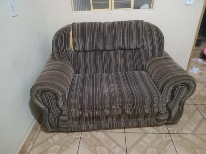 Desapego sofá só está com esse detalhe de uso o estofado tá bom