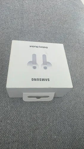 Galaxy Buds 4 na caixa 