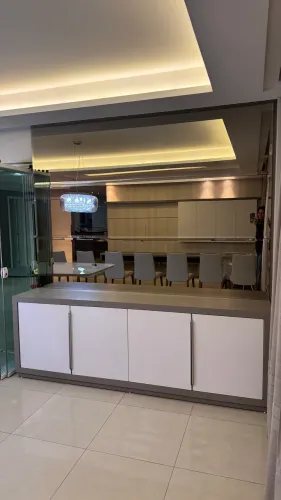 Balcão buffet 4 portas com painel e espelho bronze