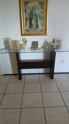 APARADOR DE SALA DE ESTAR; DE MADEIRA COM VIDRO ,; BEM CONSERVADO, SEM DEFEITO