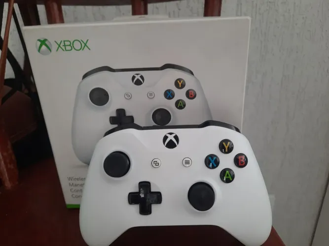 Controle de Xbox One branco na caixa