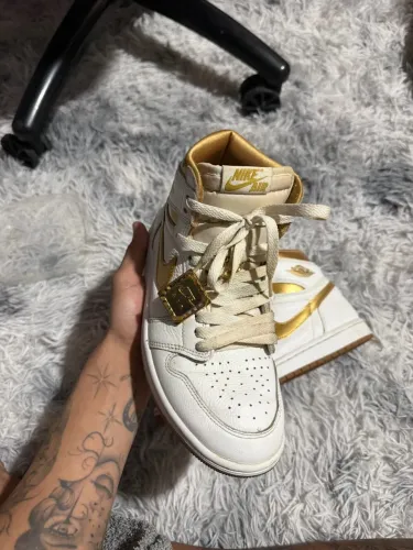 Jordan 1 metalic Gold