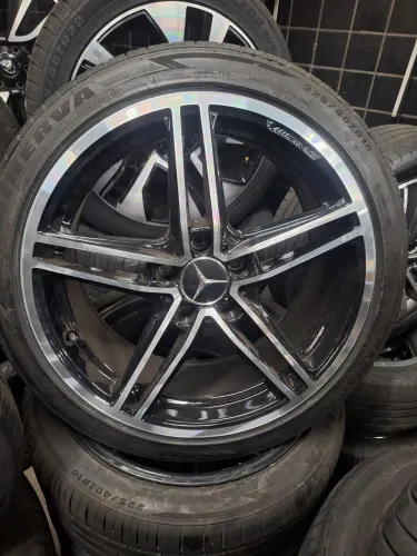 Rodas 18 Mercedes AMG + pneus 90% sem detalhes