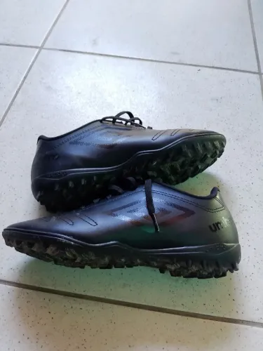 Vendo chuteira de society número 38  de cor preto em perfeito estado de conservação 