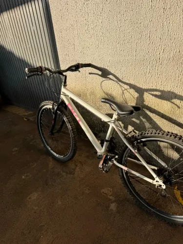 Bicicleta Branca e Rosa com Marchas e Suspensão Dianteira