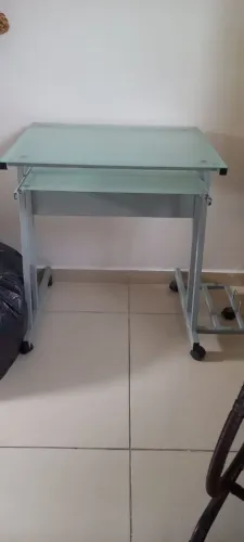 Mesa para computador com rodas