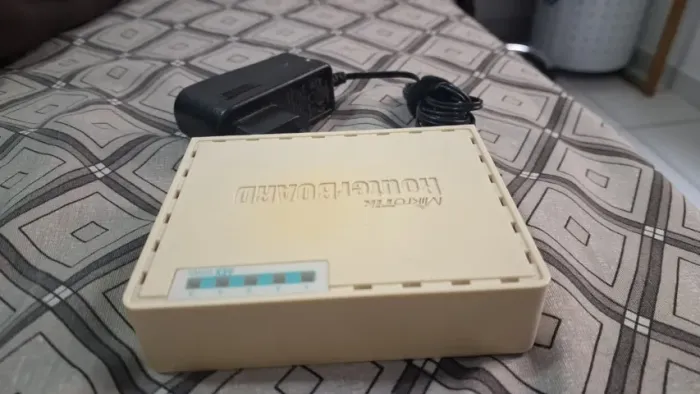 Roteador MikroTik Hex RB750Gr3