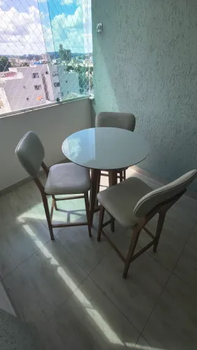 Bistrô Alana com vidro off white madeira na cor imbuia mel com 3 banquetas. (NOVO)