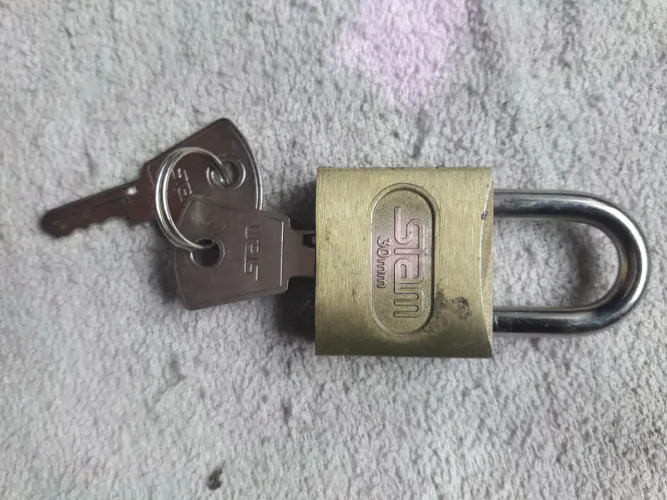Cadeado Stam 30mm em Zamac latonado com E-Coat (acompanhado de 2 chaves).