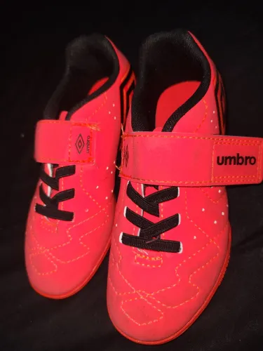 Chuteira Infantil n 29 forma pequena Marca UMBRO
