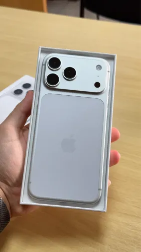 iPhone 17 Pro Max - 256GB Cor: Silver  Bateria 99%