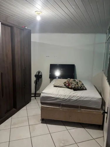 Aluga-se um quarto valor a combinar