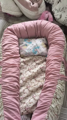 Ninho rosa com travesseiro e mosqueteiro e coberta de urso rosa