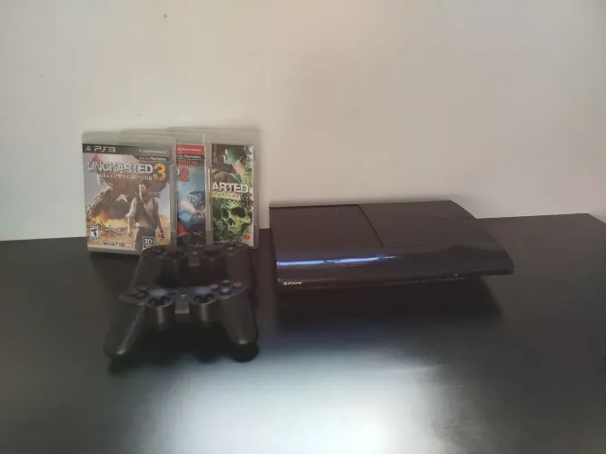 PS3 Super Slim 500 GB + 2 CONTROLES + 3 JOGOS