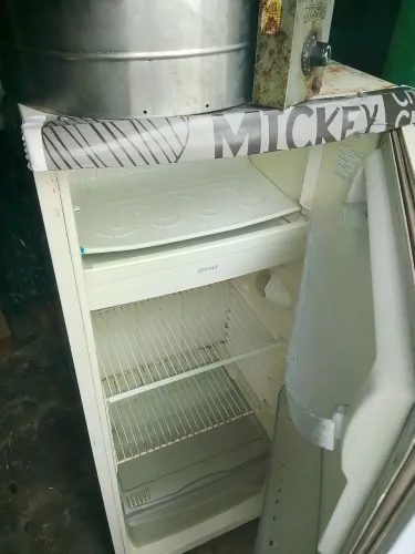 GELADEIRA SEMI NOVA GELANDO MUITO