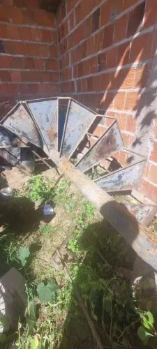 Vendo escada de ferro