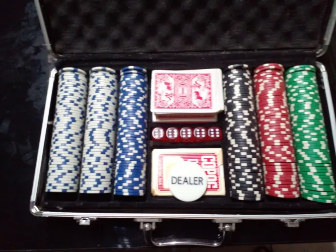 Vende se maleta de poker