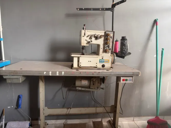 Máquina de costura industrial