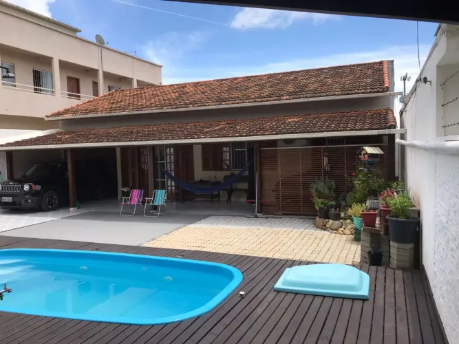 Duas casas em amplo terreno com piscina no Bairro dos Ingleses!
