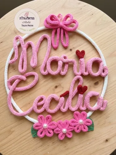 Porta maternidade menina de Laço e flores Nome composto personalizados em tricotin