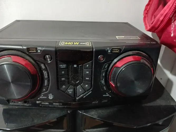 Mini System LG Xboom CJ44 com potência de 440W RMS.