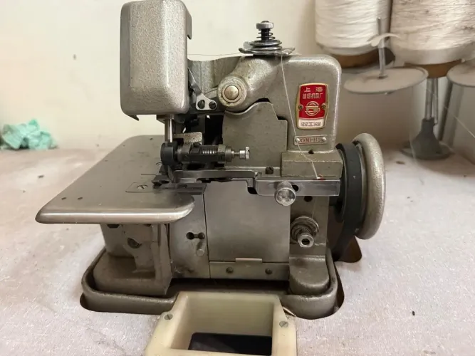 Vendo máquina de costura antiga