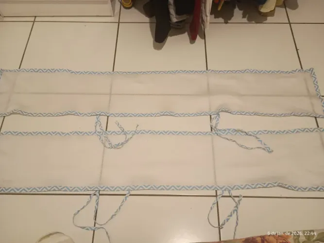 Dois Protetores de Berço Tecido Respirável Branco Malha Borda Azul