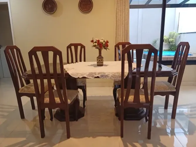Mesa de jantar em madeira com 6 cadeiras