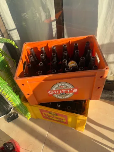 Caixa de cerveja com vasilhames vazio 