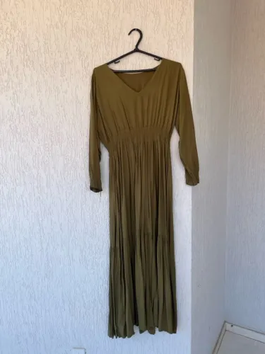 Vestido longo verde oliva.