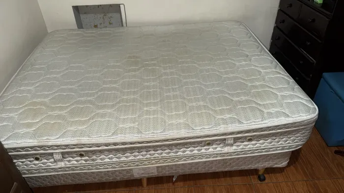 Vendo uma cama King e um jogo de sofá de dois lugares cada
